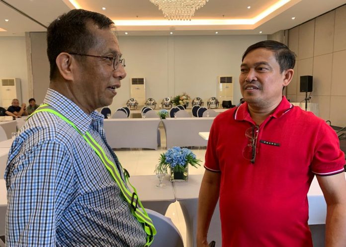 Davao del Norte Governor Edwin Jubahib talks to National Economic and Development Authority (NEDA) director general Secretary Arsenio Balisacan at Club Samal Resort in Island Garden of Samal (IGaCoS) over the weekend. Jubahib has issued an executive order on creating a team for investment planning for the bamboo industry as it is now a priority sector of the province. Edge Davao