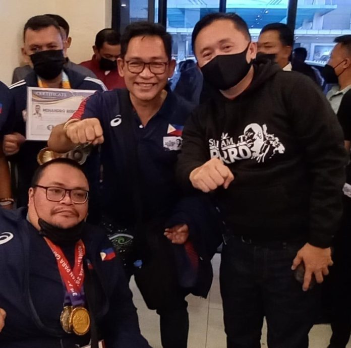 International Arbiter James Infiesto with Sen. Bong Go and Dabawenyo para chess player Henry Lopez.