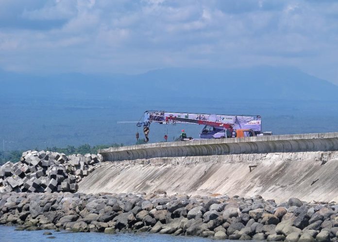 Department of Public Works and Highways 11 (DPWH 11) is eyeing to finish the first segment, which stretches from Bago Aplaya in the southwestern part of the city to Times Beach in Matina, of the Davao Coastal Road Project, in the second quarter of 2023, according to DPWH 11 spokesperson Dean Ortiz. Edge Davao