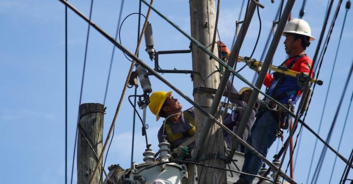 Davao Light and Power Company contractors do maintenance work on power lines along JP Laurel Avenue in Davao City on Sunday, January 15, 2023. MINDANEWS PHOTO