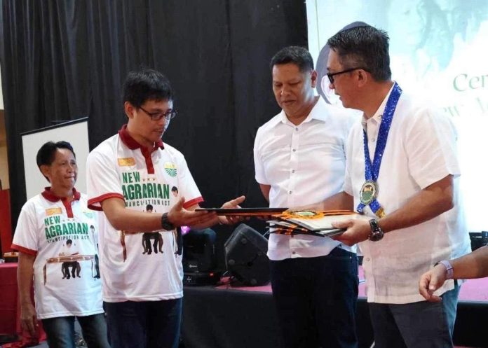 Secretary Leo Tereso Magno of the Presidential Assistant for Eastern Mindanao, together Department of Agrarian Reform 11 (DAR 11) Joseph Orilla, leads the distribution of electronic land title (e-title) to Dabawenyo farmers at Arcadia Event Center in Davao City on Friday. OPAMINE