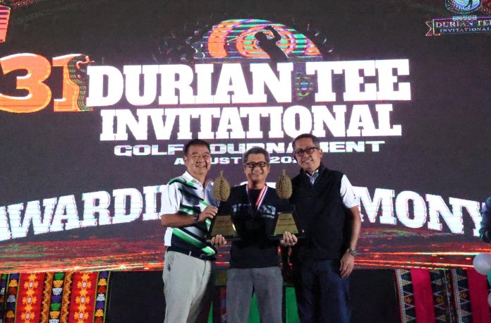 Team champion Leo Yap and partner Ryan Gotan receive their championship trophy from Apo Golf prresident Sec. Leo Abellera Magno. RJ Jumawan photo