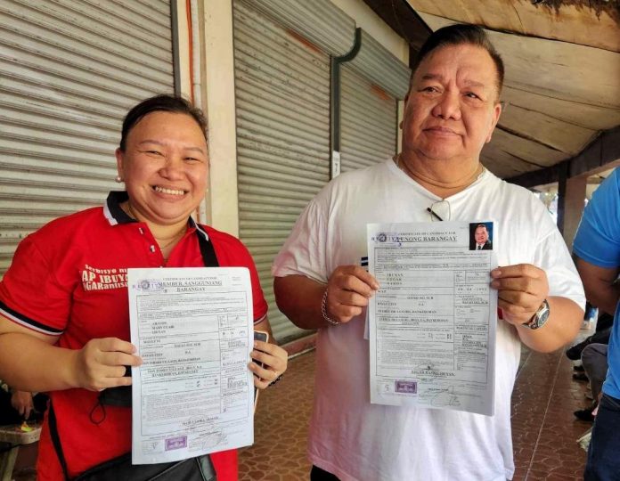 Incumbent barangay captain Edgar Ibuyan Sr. of Brgy. 5-A, together with his daughter Mayette, who is running for barangay councilor, file their Certificate of Candidacy (CoC) at the Commission on Elections 11 (Comelec 11) office inside Magsaysay Park in Davao City on Monday. LEAN DAVAL JR.