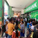 Hundreds of Department of Social Welfare and Development's (DSWD) Pantawid Pamilyang Pilipino Program (4Ps) beneficiaries troop to a government-owned bank along San Pedro Street in Davao City on Thursday.  LEAN DAVAL JR