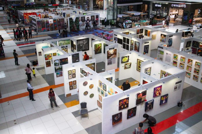 Spectators take a look at different artworks on display at the Mindanao Art Fair 2023 in SM Lanang, Davao City on Monday, 25 September 2023. The Mindanao Art Fair, the biggest art event in the region, is participated by at least 500 artists belonging to 32 art groups and galleries. The event will run until 1 October 2023. MindaNews Photo