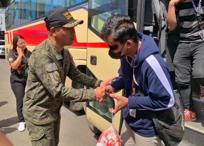 Task Force Davao commander Colonel Darren Comia personally welcomes 16 Dabawenyo students of Mindanao State University-Marawi upon their arrival at City Hall of Davao from Marawi City on Tuesday morning. LEAN DAVAL JR