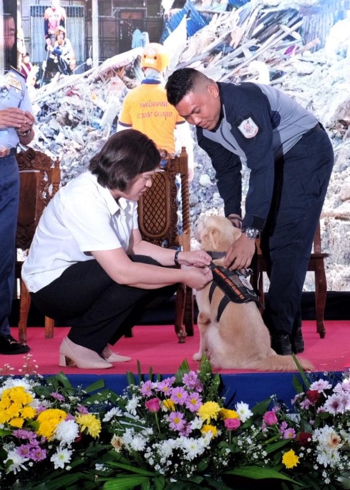 Vice President and Education Secretary Sara Duterte awards the Bronze Cross Medal Philippine Coast Guard’s “hero dog” Appa and its handler, Coast Guard Petty Officer 2nd Class Alfie B. Baba, during the awarding ceremony for search and rescue responders of Masara landslide held at the Coast Guard District Southeastern Mindanao Headquarters in Km.10, Sasa Wharf, Sasa, Davao City on Wednesday.