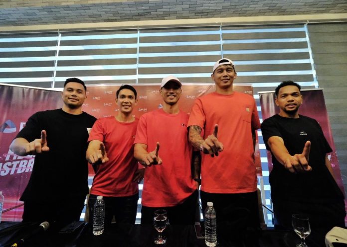 Philippine Basketball Association’s (PBA’s) TNT Tropang Giga players Dabawenyo Gryann Mendoza (leftmost), Jayson ‘The Blur’ Castro (rightmost), Glenn Khobuntin (center) and Poy Erran (2nd from right) from Cagayan de Oro, together with 8-time PBA champion ‘The Scoring Apostle’ Peter June Simon, meet the Davao media during a press conference for the second leg of PLDT Home’s Fiber Fastbreak series held at The Royal Mandaya Hotel on Saturday. LEAN DAVAL JR