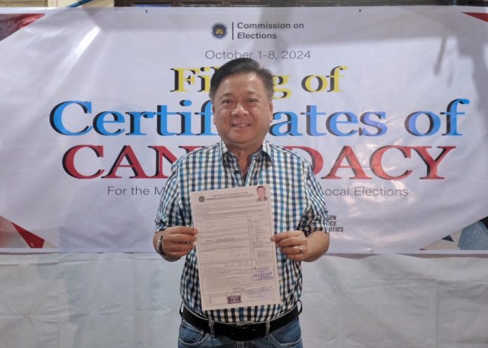 Davao City Third District Representative Isidro Ungab files his certificate of candidacy (COC) for his reelection bid at the Commission on Elections (COMELEC) district office inside Magsaysay Park in Davao City on Thursday afternoon. Ungab, who submitted his COC around 4:55 p.m., is running under the Hugpong sa Tawong Lungsod. LEAN DAVAL JR