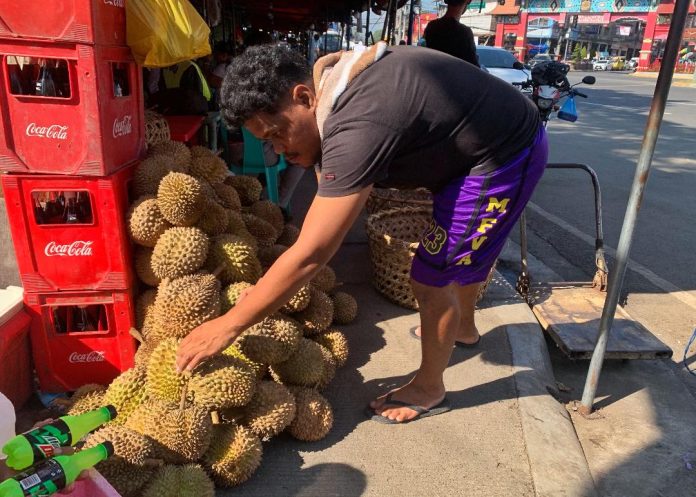 A vendor sorts out durian at a fruit stall along Quezon Blvd. in Davao City. Davao Region is still the leading durian producer in the country, according to the Durian Industry Association of Davao City. LEAN DAVAL JR