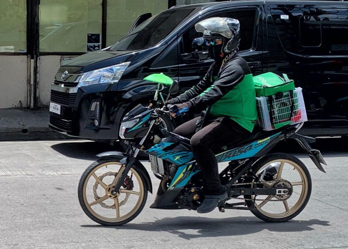 A food delivery rider traverses along Palma Gil Street in Davao City. The United Davao Delivery Riders Association (UDDRA) on Tuesday once again asked the City Council to amend a city ordinance requiring food delivery riders to obtain business permits. LEAN DAVAL JR