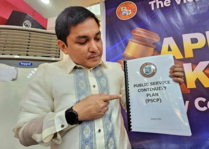 Councilor Diosdado Angelo Mahipus Jr, chair of the Committee on Disaster Risk Management and Ethics, shows the Davao City Public Service Continuity Plan (DCPSCP) that he proposed. The DCPSP was approved by the City Council last November 12. LEAN DAVAL JR