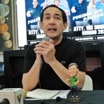 Senatorial candidate lawyer Vic Rodriguez, who was the former executive secretary turned staunch critic of President Ferdinand Marcos Jr., interacts with the members of Davao media in Davao City on Thursday. LEAN DAVAL JR