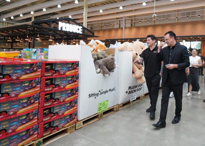 Landers Superstore Chief Transformation Officer Bill Cummings tours Mayor Sebastian 