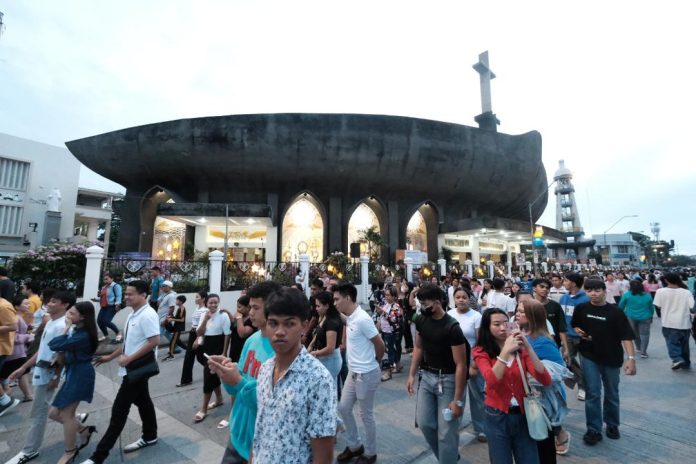 Thousands of Catholic faithful troop to San Pedro Cathedral during the first day of the traditional Simbang Gabi in Davao City on Monday. LEAN DAVAL JR