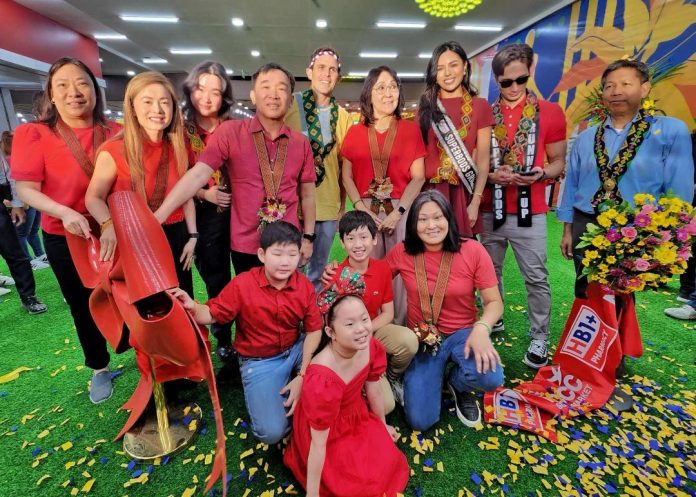 Chairman Helen Lim and Chief Executive Officer Lafayette Lim of NCCC Group of Companies, NCCC Malls President Sharlene Faye Lim, NCCC Department Stores President Ivy Michelle Lim, members of Lim family, popular travel vlogger Kulas and other guests grace the opening of NCCC Supermarket at NCCC Mall Ma-a in Davao City on Friday, December 20. MAYA PADILLO